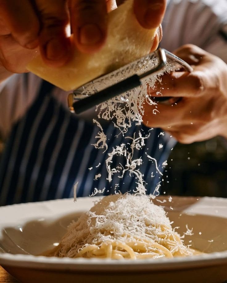 En cuisine chez Giorgio : parmesan râpé minute sur les pâtes