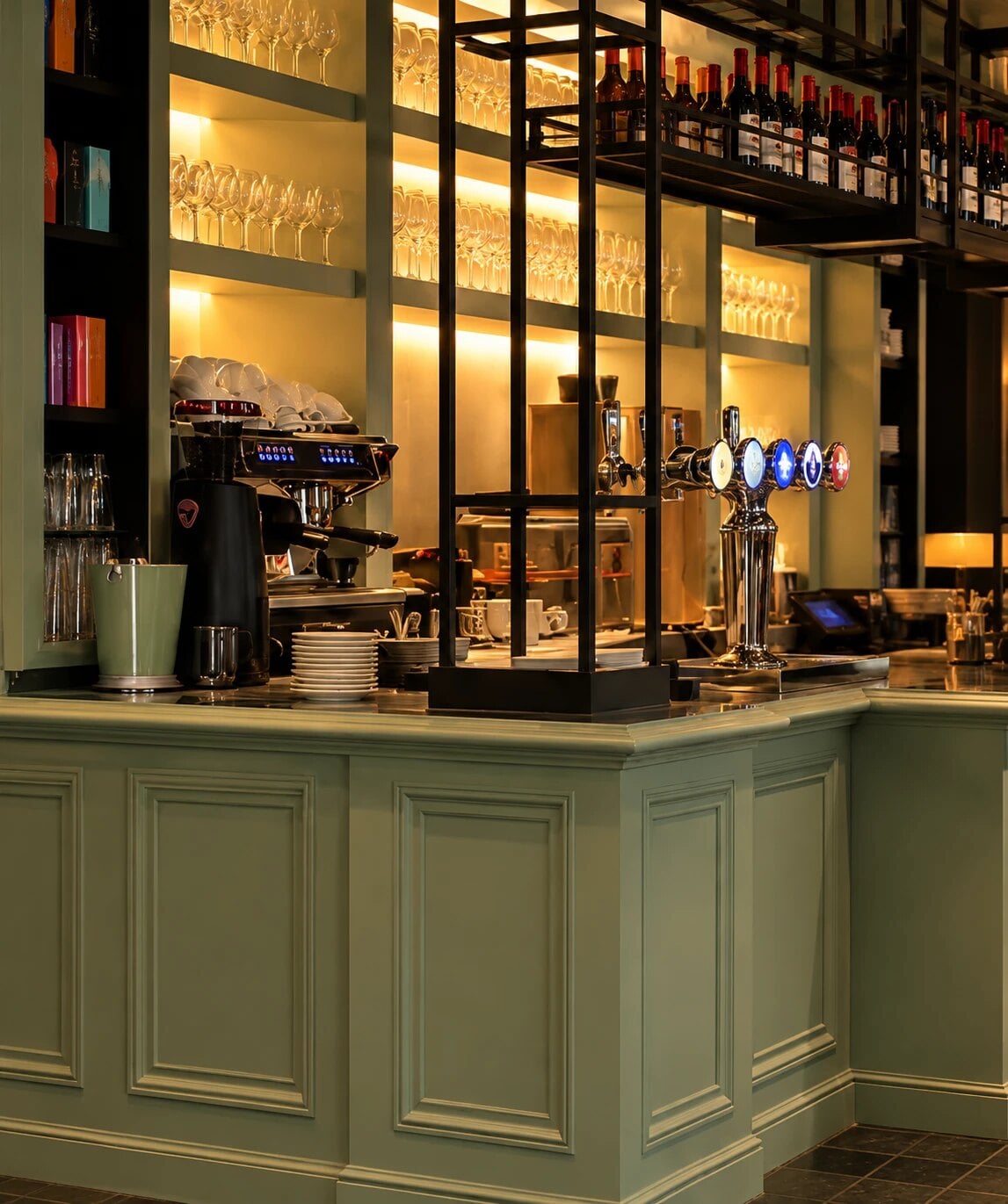 Le comptoir de Giorgio, verres et bouteilles sous la lumière dorée