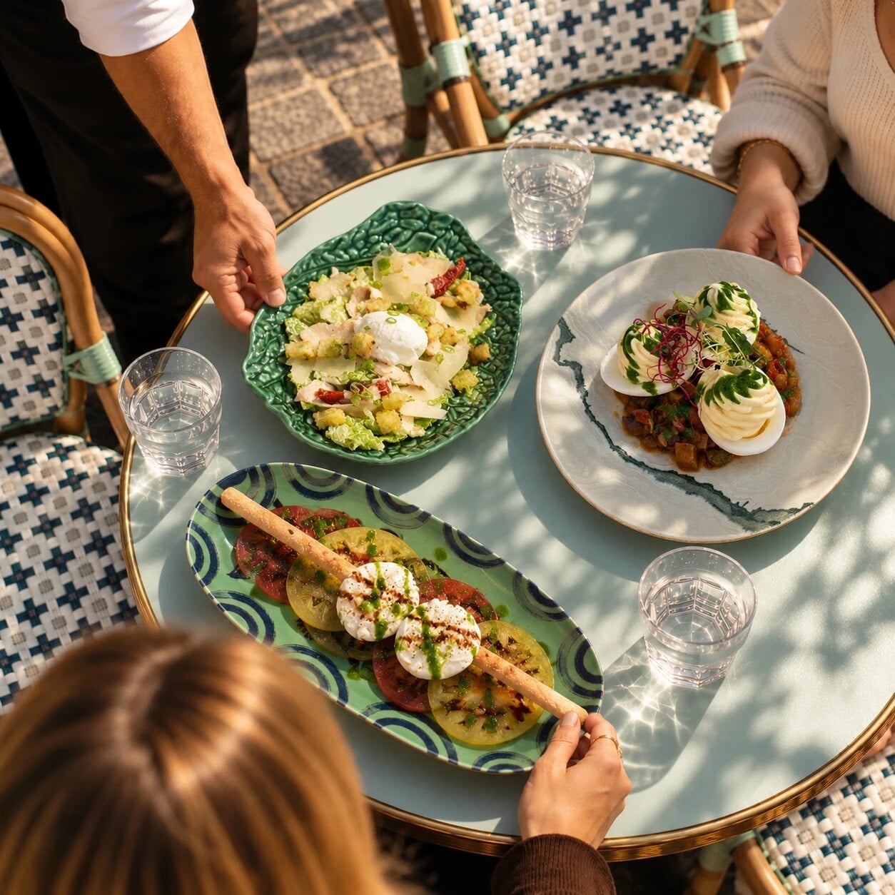 Salade César, œufs mimosa et burrata servis en terrasse chez Giorgio